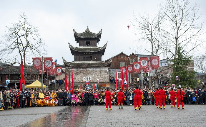 2023年2月5日，人们在贵州省黔东南苗族侗族自治州锦屏县隆里古城进行汉戏表演。 (2)