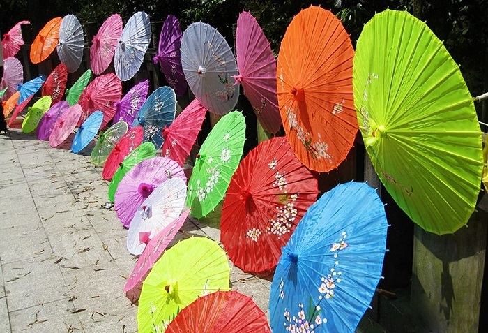 桃花源景区漂亮的工艺伞供游人购买
