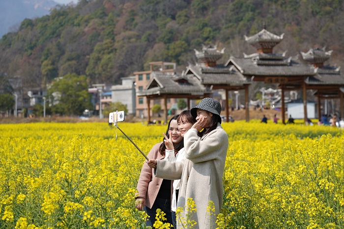 2023年2月26日，在贵州省黔东南苗族侗族自治州从江县洛香镇上皮林村，游客正在用手机拍照留影。