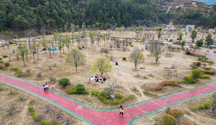 2023年3月5日，市民在贵州省黔东南苗族侗族自治州从江县高增隧道口生态公园里游玩。 (1)