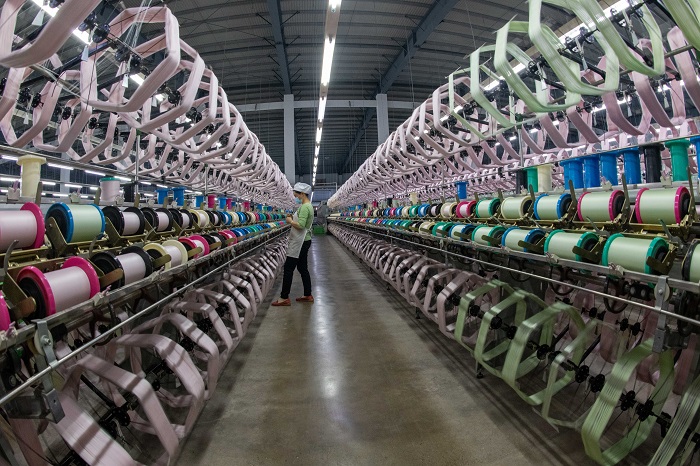 4、2023年3月15日，广西梧州市蒙山县一家纺织企业生产车间内，工人们在生产线上忙碌，生产车间一片繁忙。（何华文）