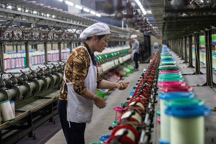 7、2023年3月15日，广西梧州市蒙山县一家纺织企业生产车间内，工人们在生产线上忙碌，生产车间一片繁忙。（何华文）