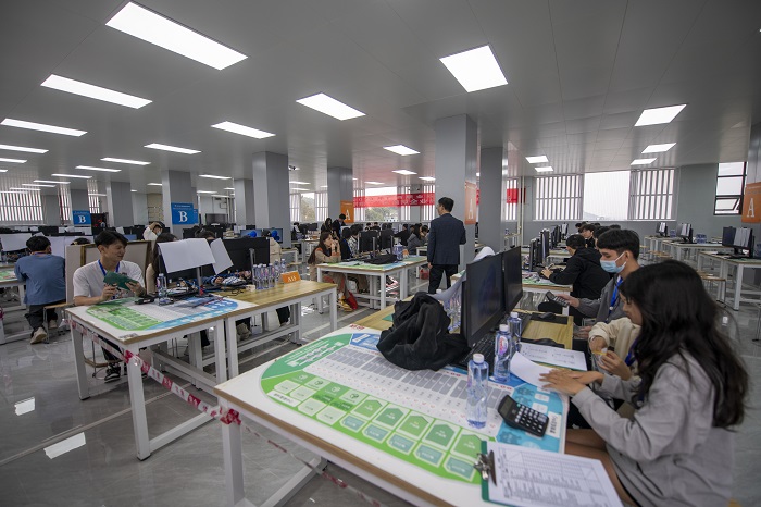 3、2023年3月17日，位于广西梧州商贸学校内，参赛队伍选手正在进行中职组沙盘模拟企业经营比赛。（何华文）