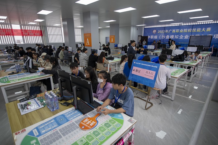 4、2023年3月17日，位于广西梧州商贸学校内，参赛队伍选手正在进行中职组沙盘模拟企业经营比赛。（何华文）