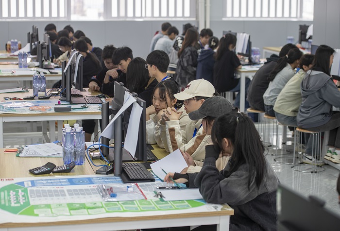5、2023年3月17日，位于广西梧州商贸学校内，参赛队伍选手正在进行中职组沙盘模拟企业经营比赛。（何华文）