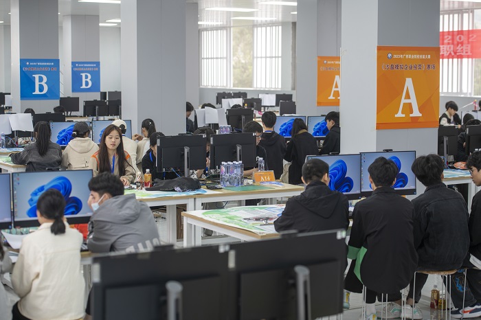 7、2023年3月17日，位于广西梧州商贸学校内，参赛队伍选手正在进行中职组沙盘模拟企业经营比赛。（何华文）