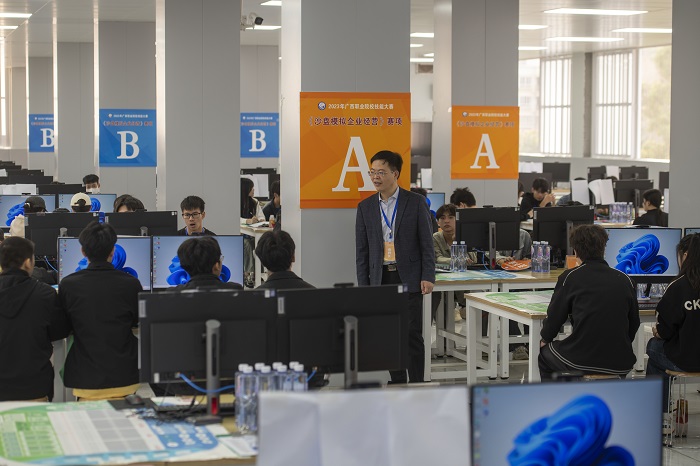8、2023年3月17日，位于广西梧州商贸学校内，参赛队伍选手正在进行中职组沙盘模拟企业经营比赛。（何华文）