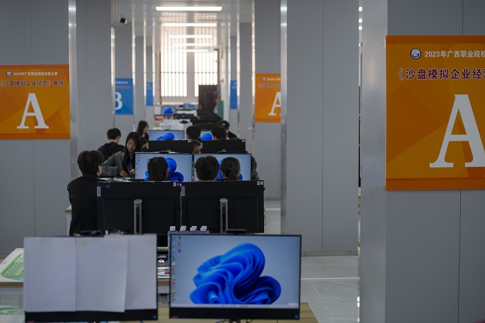 9、2023年3月17日，位于广西梧州商贸学校内，参赛队伍选手正在进行中职组沙盘模拟企业经营比赛。（何华文）