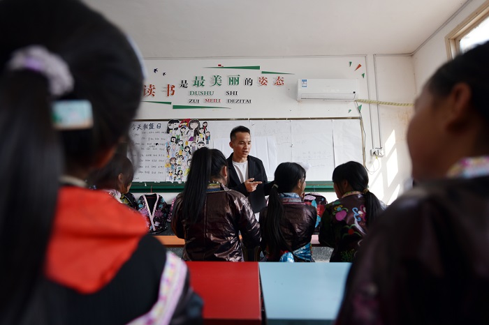 2023年3月14日，在贵州省从江县谷坪乡中心小学，苗族歌手王小位在教苗族女生练唱自己创作的《苗乡恋歌》。
