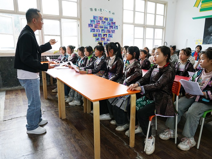 2023年3月14日，在贵州省从江县谷坪乡中心小学，苗族歌手王小位在教苗族女生练唱自己创作的《苗乡恋歌》。5