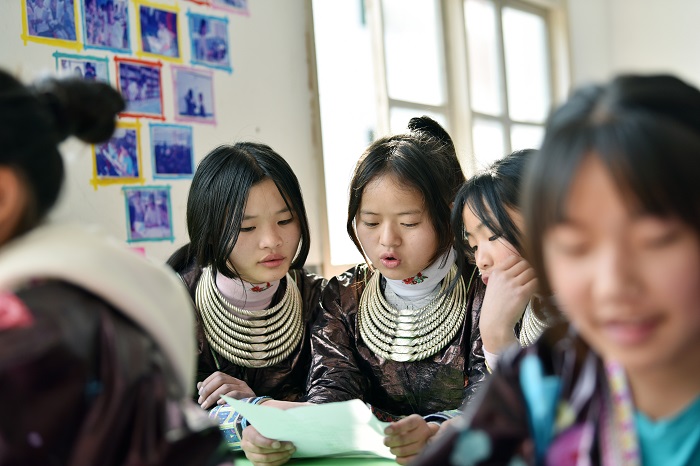 2023年3月14日，在贵州省从江县谷坪乡中心小学，苗族学生在认真练唱《苗乡恋歌》。