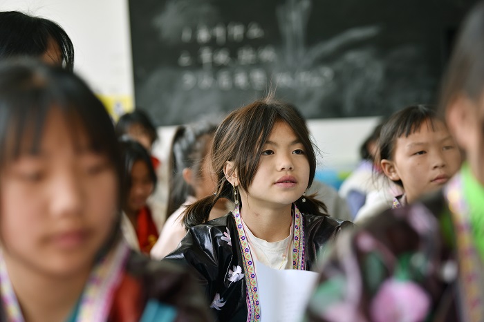 2023年3月14日，在贵州省从江县谷坪乡中心小学，苗族学生在认真练唱《苗乡恋歌》。2