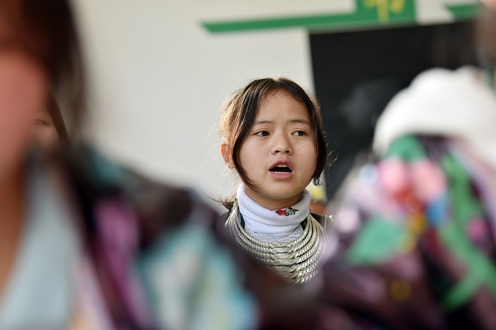 2023年3月14日，在贵州省从江县谷坪乡中心小学，苗族学生在认真练唱《苗乡恋歌》。3