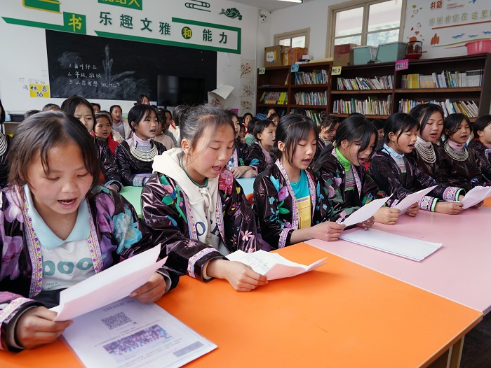 2023年3月14日，在贵州省从江县谷坪乡中心小学，苗族学生在认真练唱《苗乡恋歌》。4
