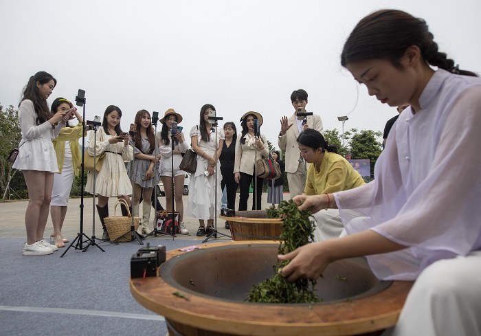 17、3月21日，2023年六堡茶开茶节系列活动在广西梧州市苍梧县六堡镇举行。图为网红直播现场。(何华文）