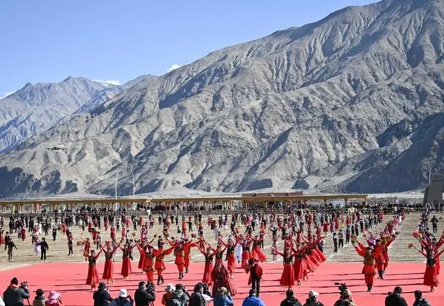 3月21日，塔吉克族群众在肖贡巴哈尔节开幕式现场进行文艺表演。