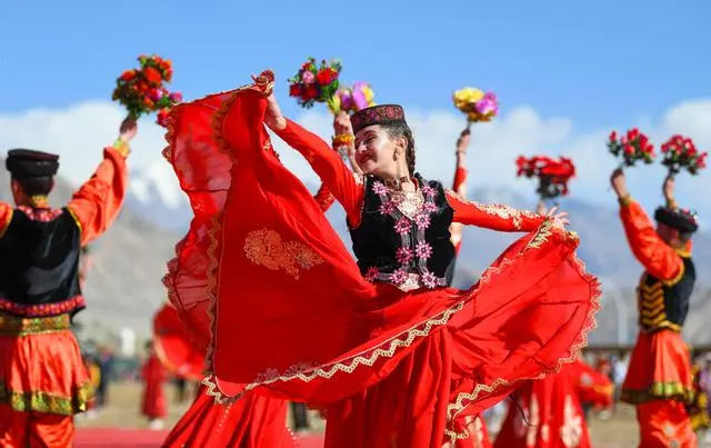 3月21日，在新疆塔什库尔干塔吉克自治县非物质文化遗产展示园，歌舞演员为居民和游客表演节目 。