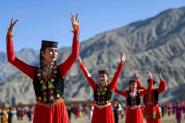 3月21日，在新疆塔什库尔干塔吉克自治县非物质文化遗产展示园，歌舞演员为居民和游客表演节目。