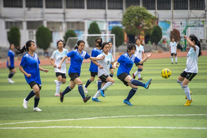 2023年4月2日，学生在贵州省从江县第一民族中学参加校园足球比赛。  (2)
