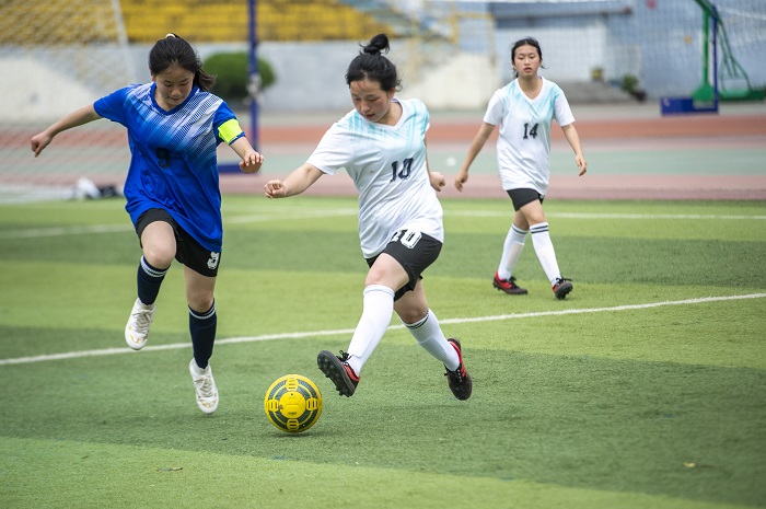 2023年4月2日，学生在贵州省从江县第一民族中学参加校园足球比赛。  (4)