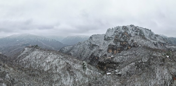 01——4月4日，在甘肃省平凉市崆峒山上拍摄的雪景（无人机照片）。