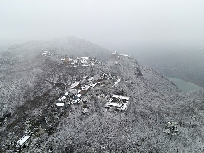 02——4月4日，在甘肃省平凉市崆峒山上拍摄的雪景（无人机照片）。