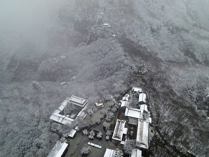 04——4月4日，在甘肃省平凉市崆峒山上拍摄的雪景（无人机照片）。