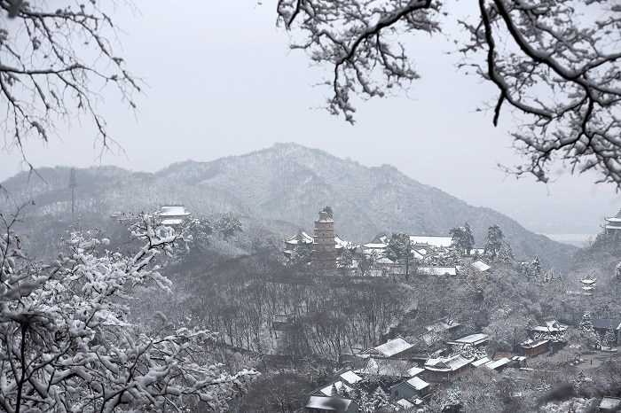 06——4月4日，在甘肃省平凉市崆峒山上拍摄的雪景。