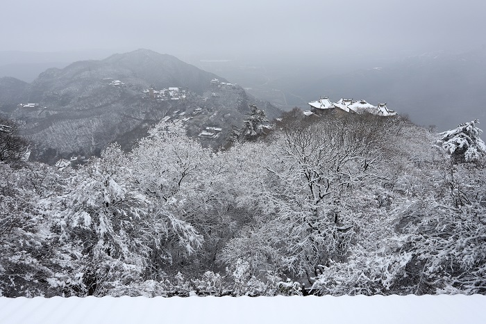 07——4月4日，在甘肃省平凉市崆峒山上拍摄的雪景。