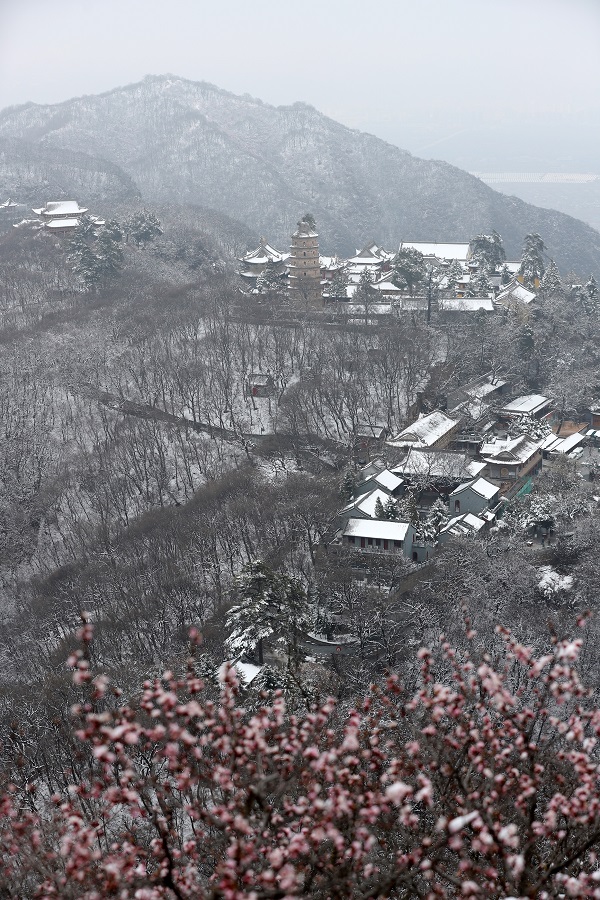 08——4月4日，在甘肃省平凉市崆峒山上拍摄的雪景。