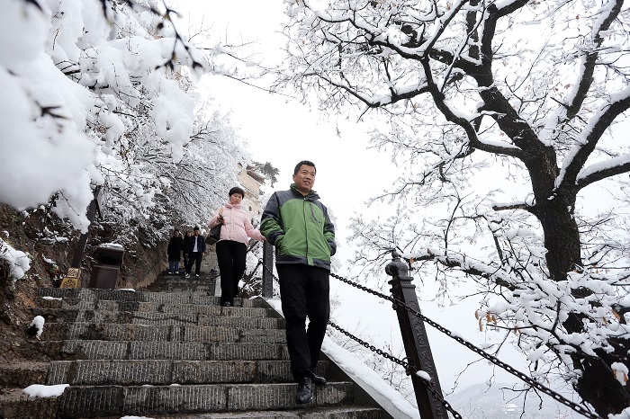 12——4月4日，游客在甘肃省平凉市崆峒山上欣赏雪景。