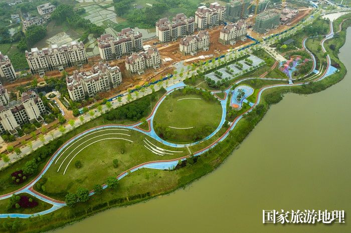 1、2023年4月5日，航拍广西梧州市龙圩区建设完善的古凤公园健身步道。（何华文）