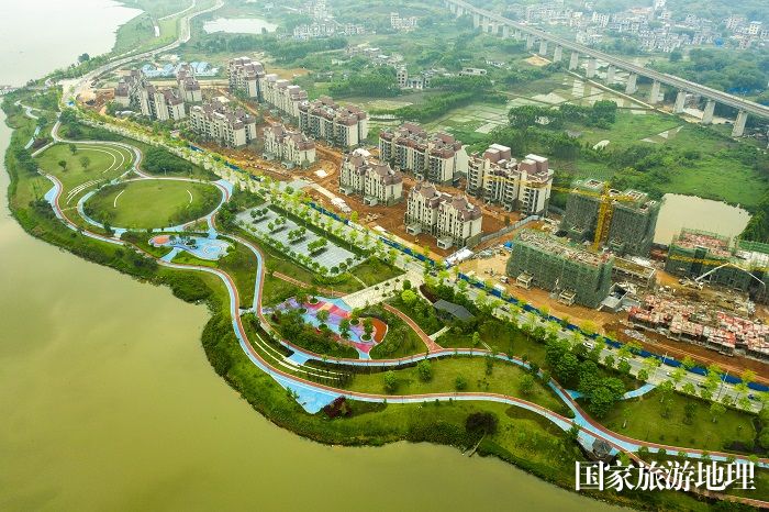 2、2023年4月5日，航拍广西梧州市龙圩区建设完善的古凤公园健身步道。（何华文）