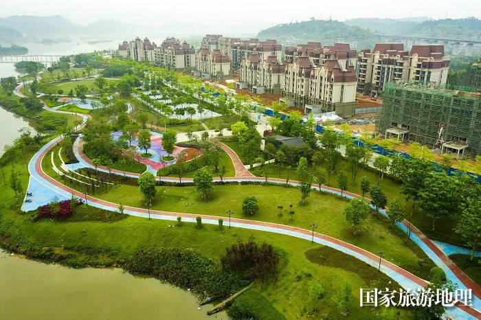 3、2023年4月5日，航拍广西梧州市龙圩区建设完善的古凤公园健身步道。（何华文）