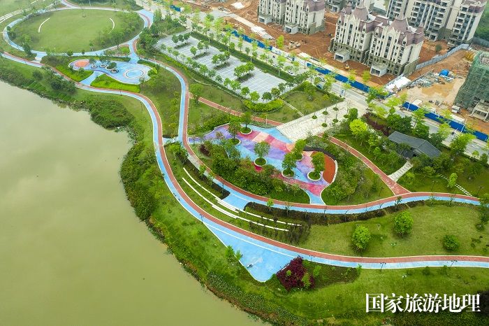 5、2023年4月5日，航拍广西梧州市龙圩区建设完善的古凤公园健身步道。（何华文）