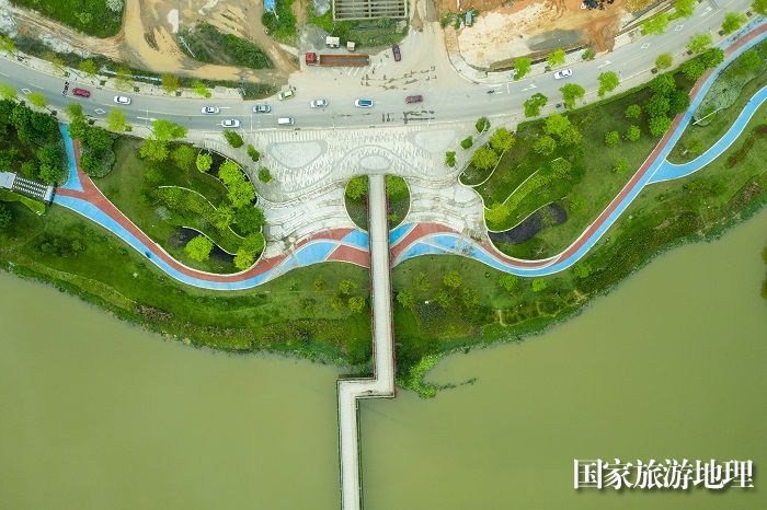 8、2023年4月5日，航拍广西梧州市龙圩区建设完善的古凤公园健身步道。（何华文）