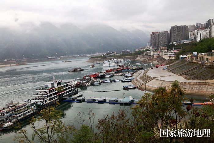 图4：三峡黄金水道巫山繁荣兴旺的港区码头。2023年4月4日，摄于重庆巫山港区。唐金生  17784436870
