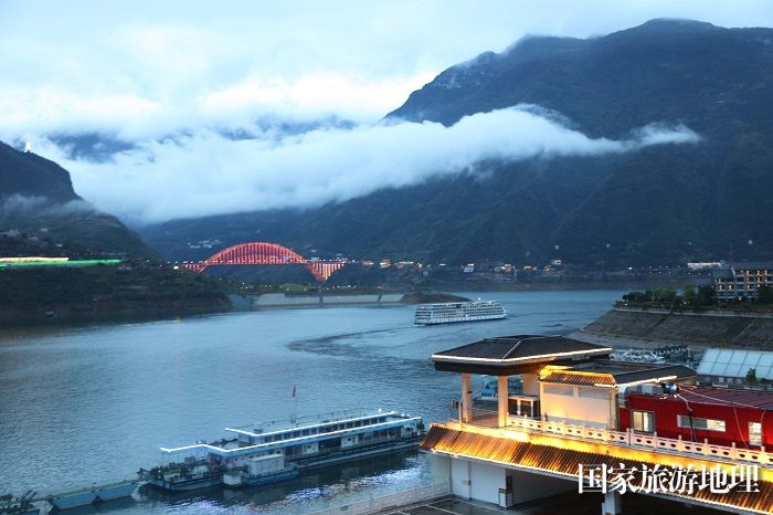 图5：三峡黄金水道游轮神游彩云缭绕。2023年4月4日，摄于重庆巫山巫峡口。唐金生  1778443687017784436870