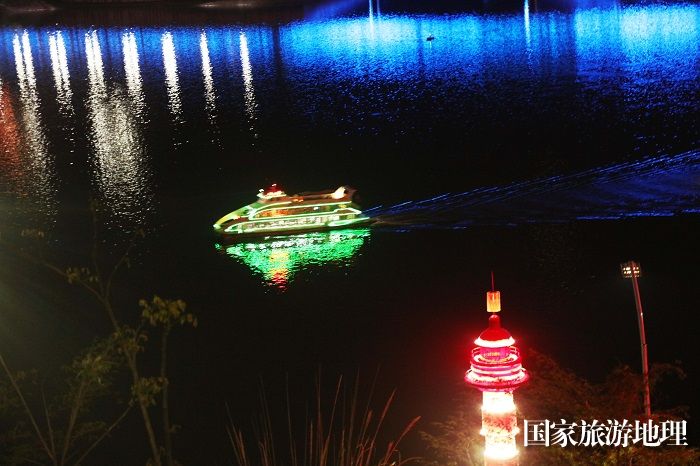 图10：黄金水道“三峡之光”情境夜游画舫载客在大宁湖醉游。2023年4月4日，摄于重庆巫山大宁湖。唐金生  17784436870