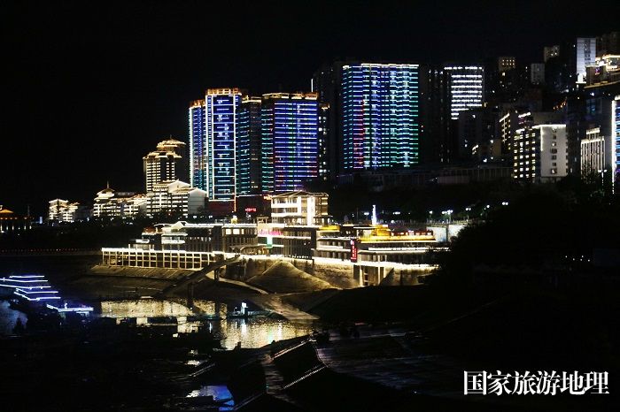 图12：三峡黄金水道巫山港灿烂的夜景一遇。2023年4月4日，摄于重庆巫山港。唐金生  17784436870