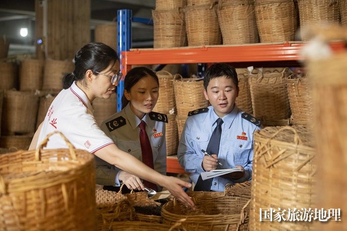 4、2023年4月13日，在广西梧州市龙圩区一家六堡茶企业生产车间，税务干部正在实地了解企业生产经营情况，宣传税收优惠政策。（何华文）