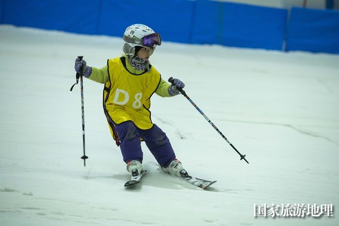 1、2023年4月22日，在广西梧州启迪鸿星雪立方冰雪世界，参赛选手正在比赛中。（何华文）