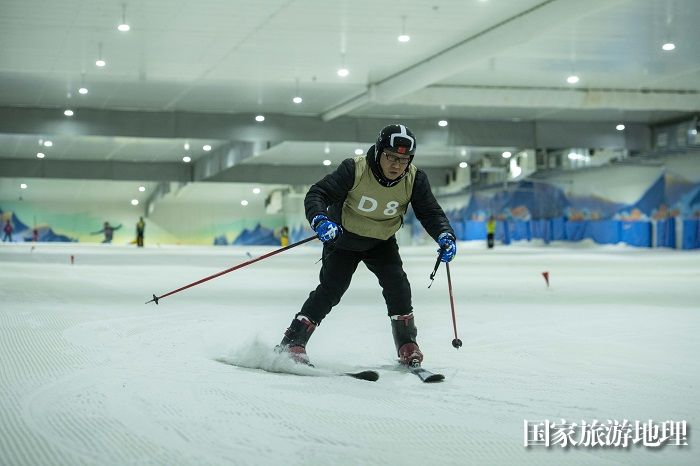3、2023年4月22日，在广西梧州启迪鸿星雪立方冰雪世界，参赛选手正在比赛中。（何华文）