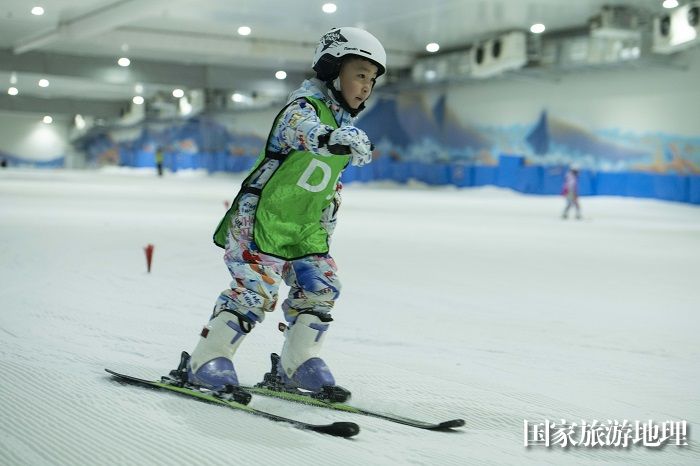 4、2023年4月22日，在广西梧州启迪鸿星雪立方冰雪世界，参赛选手正在比赛中。（何华文）