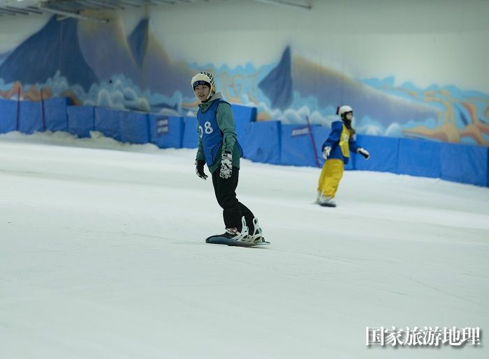 5、2023年4月22日，在广西梧州启迪鸿星雪立方冰雪世界，参赛选手正在比赛中。（何华文）