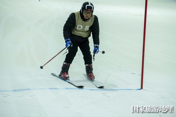 13、2023年4月22日，在广西梧州启迪鸿星雪立方冰雪世界，参赛选手正在比赛中。（何华文）