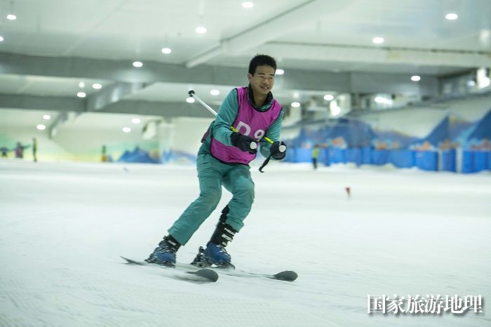 15、2023年4月22日，在广西梧州启迪鸿星雪立方冰雪世界，参赛选手正在比赛中。（何华文）