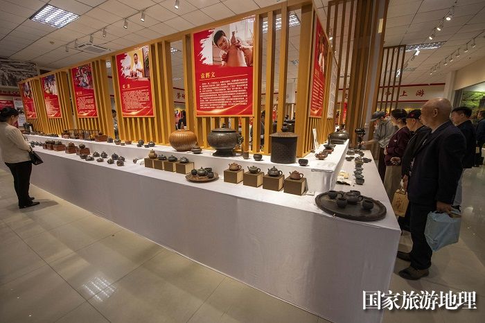 3、2023年4月25日，在广西梧州市职工之家，职工们在观看六堡茶、坭兴陶劳模工匠联盟创新成果展。（何华文）