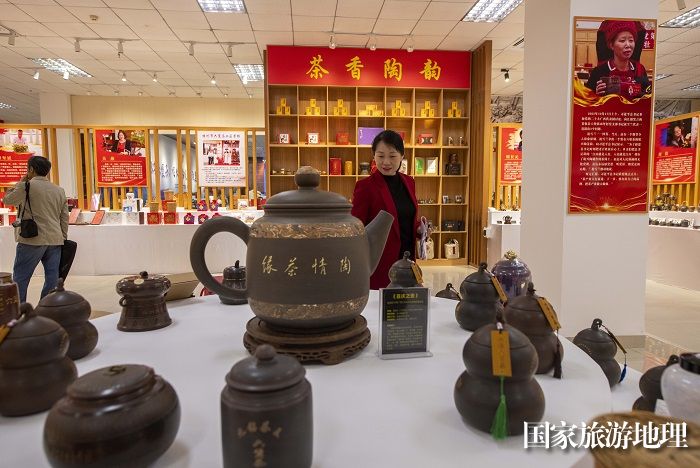 4、2023年4月25日，在广西梧州市职工之家，职工们在观看六堡茶、坭兴陶劳模工匠联盟创新成果展。（何华文）