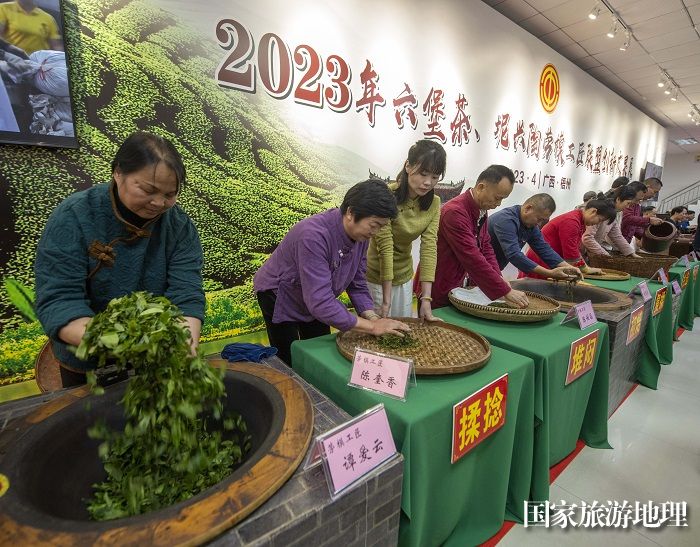 6、2023年4月25日，在广西梧州市职工之家，六堡茶、坭兴陶劳模工匠们在展示茶陶制作工艺。（何华文）